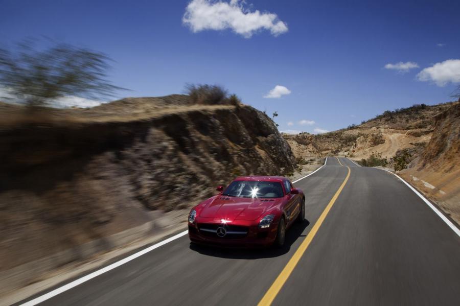  Mercedes-Benz SLS AMG Red 2011 года  (фото 15 из 22)